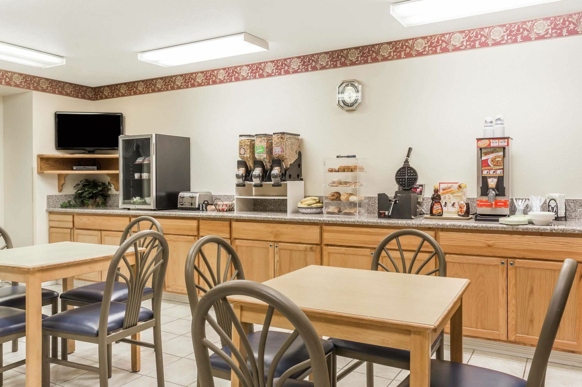 Boarders Inn & Suites By Cobblestone Hotels - Brush Exterior foto