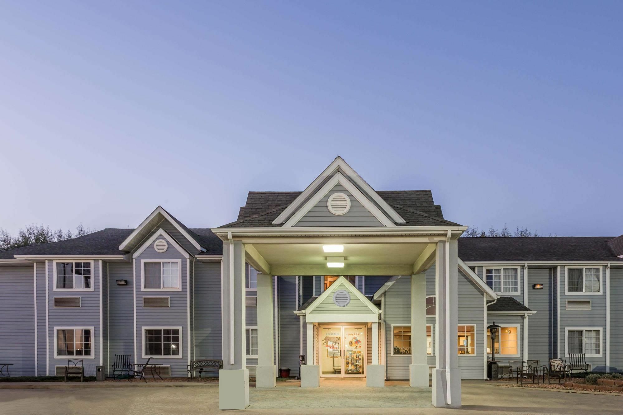 Boarders Inn & Suites By Cobblestone Hotels - Brush Exterior foto