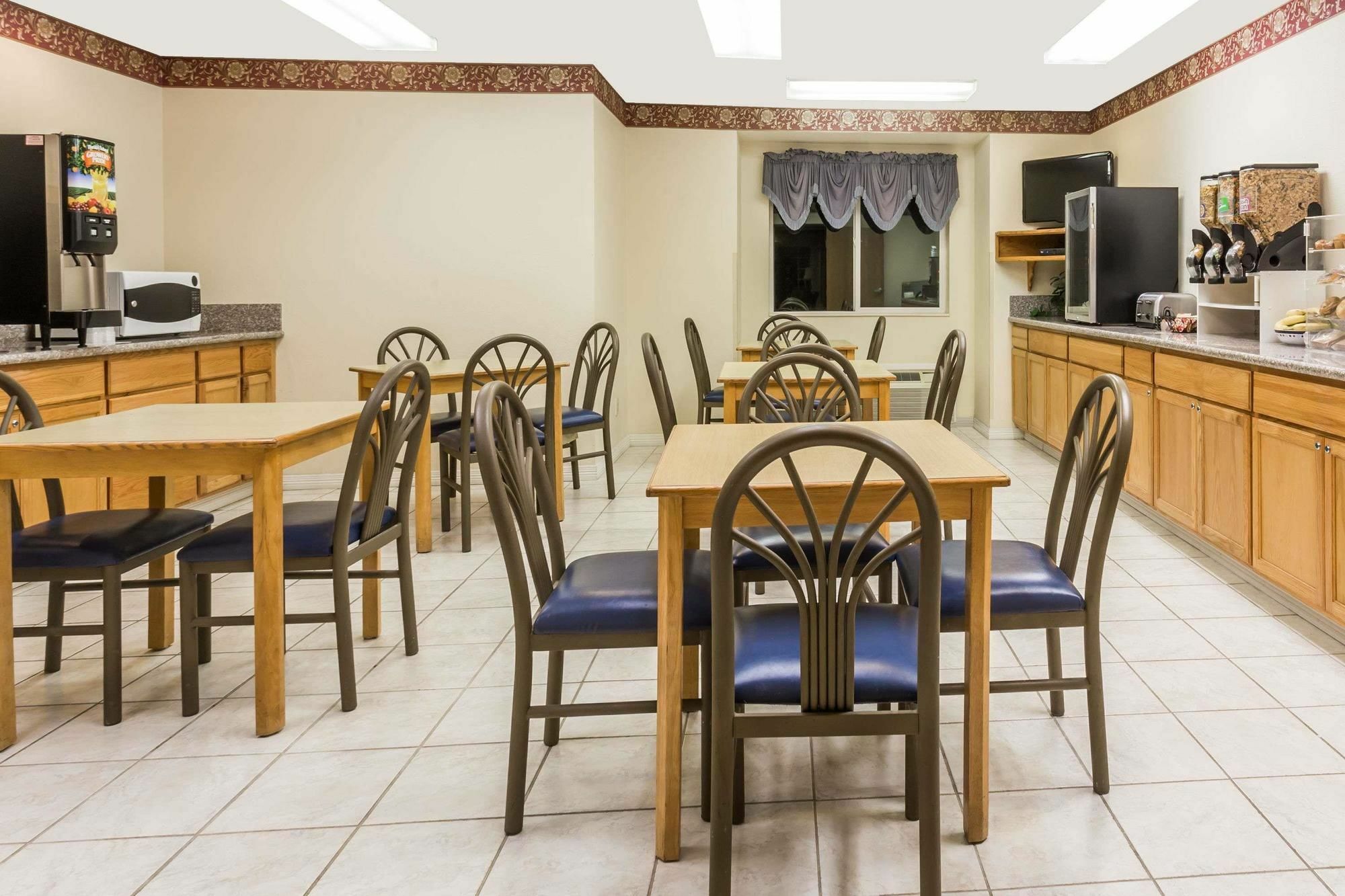 Boarders Inn & Suites By Cobblestone Hotels - Brush Exterior foto